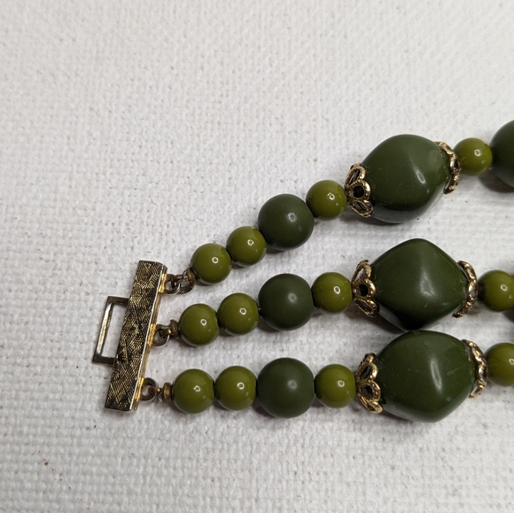 Triple stand Vintage Green beaded bracelet with gold tone closure - Picture 6 of 9